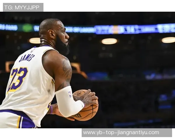 詹姆斯在东契奇和里夫斯的光芒下显得孤独让人心疼的篮球传奇